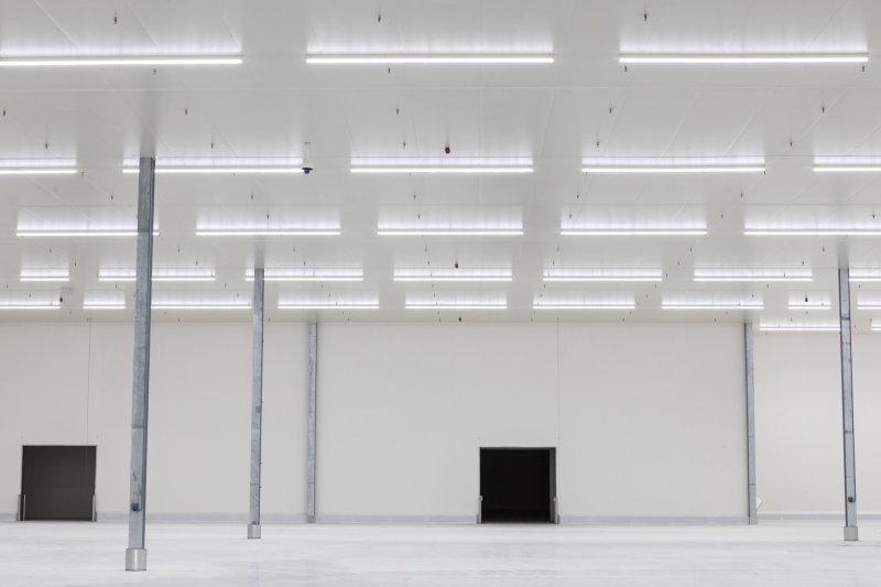 Professionele verlichting voor het magazijn of het warehouse. Wij adviseren, maken lichtberekeningen over de meest efficiënte oplossingen.